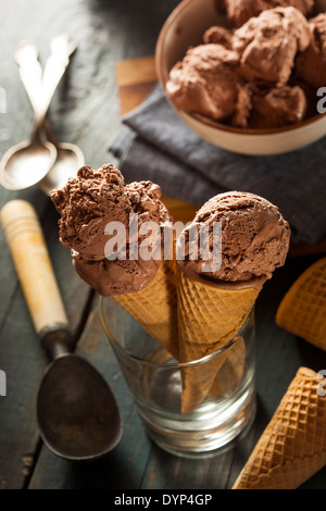 La crème glacée au chocolat fait maison dans un cône Banque D'Images