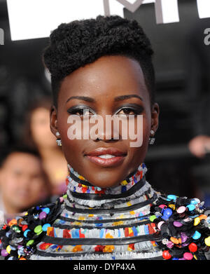 23 avril 2104 - actrice kényane LUPITA NYONG'O est nommé People Magazine's plus belle personne pour 2014. Nyong'o a comme maîtrise en agissant de la Yale School of Drama et joué dans son premier long métrage '12 Years a Slave (2013)' ce qui lui a valu le Golden Globe Award, BAFTA Award et l'Oscar du meilleur second rôle féminin. Sur la photo : 13 avril, 2014 - Los Angeles, Californie, États-Unis - Actrice Lupita Nyong'o arrive au MTV Movie Awards. (Crédit Image : © Lisa O'Connor/ZUMAPRESS.com) Banque D'Images