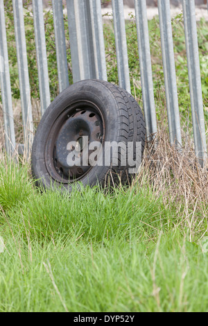 Un pneu de voiture à voler à proximité d'une ligne de chemin de fer au Royaume-Uni. Banque D'Images