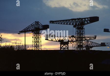 Les grues de chantier naval de Clydebank au coucher du soleil 1981 Banque D'Images