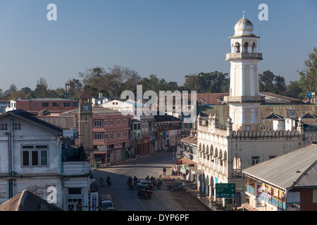 Cityscape de pyin u lwin avec mosquée sur la droite, région de Mandalay, Myanmar Banque D'Images