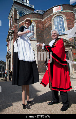 Great Yarmouth, au Royaume-Uni. 23 avril 2014. Bridie la Dame de thé irlandais aidant à la célébration de la journée en dehors de la St Georges St Georges Theatre récemment rénové à Great Yarmouth. Le théâtre, à l'origine une église, célèbre c'est 300e anniversaire cette année et une plaque spéciale marquant sa réouverture récente a été dévoilée par le maire John Burroughs. Credit : Adrian Buck/Alamy Live News Banque D'Images