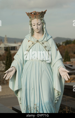 Sculptures de Notre Dame de la protection et des sépultures, tombes du cimetière de Barcelone, Espagne Banque D'Images