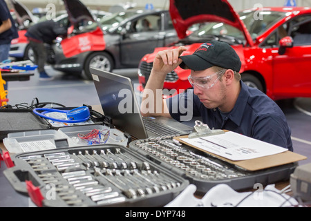 Les élèves du secondaire participent à concurrence de réparation automobile Banque D'Images