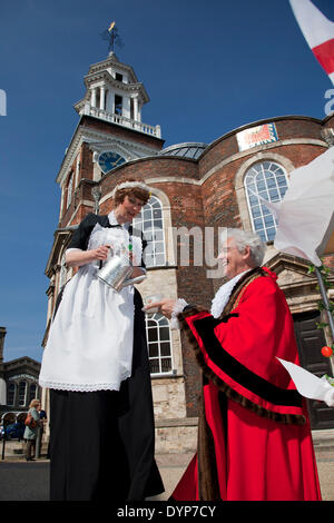 Great Yarmouth, au Royaume-Uni. 23 avril 2014. Bridie la Dame de thé irlandais aidant à la célébration de la journée en dehors de la St Georges St Georges Theatre récemment rénové à Great Yarmouth. Le théâtre, à l'origine une église, célèbre c'est 300e anniversaire cette année et une plaque spéciale marquant sa réouverture récente a été dévoilée par le maire John Burroughs. Credit : Adrian Buck/Alamy Live News Banque D'Images