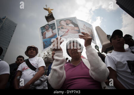 La ville de Mexico, Mexique. Apr 23, 2014. Une femme est titulaire d'autoportraits pendant un rassemblement dans le cadre de la voie navigable du 'Migrant' à l'Ange de l'indépendance de la ville de Mexico, capitale du Mexique, le 23 avril 2014. © Pedro Mera/Xinhua/Alamy Live News Banque D'Images