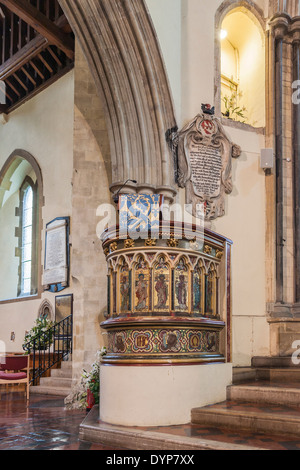 Intérieur de l'église St Leonard's dans la ville de Cinque Port Hythe, dans le Kent avec chiffres en mosaïque