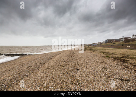 Plage de galets avec l'état de la mer et des nuages d'orage gris foncé sur un sombre jour d'hiver à mauvais temps orageux, Lee le Solent, Hampshire, Royaume-Uni Banque D'Images