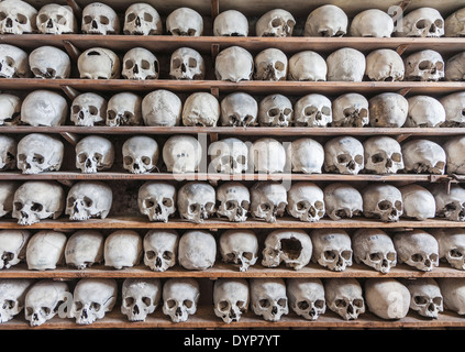 Église St Leonard's dans la ville de Cinque Port Hythe, dans le Kent contient un ossuaire - Tablettes de crânes humains