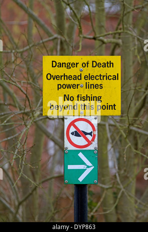 Panneau danger lignes électriques aériennes. Pas de pêche. ROYAUME-UNI Banque D'Images