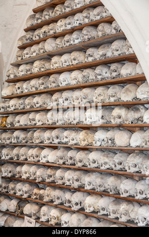 Église St Leonard's dans la ville de Cinque Port Hythe, dans le Kent contient un ossuaire - Tablettes de crânes humains
