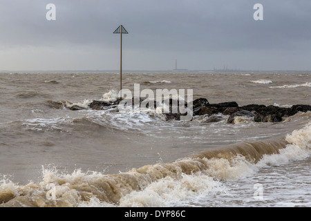 L'état de la mer et des vagues par gros mauvais temps en hiver à Lee le Solent, Hampshire, Royaume-Uni Banque D'Images