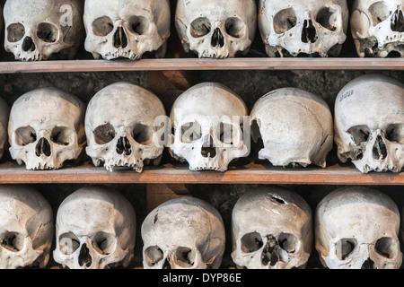 Église St Leonard's dans la ville de Cinque Port Hythe, dans le Kent contient un ossuaire - Tablettes de crânes humains