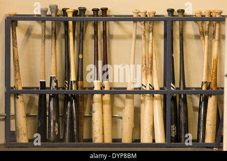 Milwaukee, Wisconsin, États-Unis. Apr 23, 2014. 23 avril 2014 : San Diego bat rack juste avant le match de la Ligue Majeure de Baseball entre les Milwaukee Brewers et San Diego Padres au Miller Park de Milwaukee, WI. John Fisher/CSM/Alamy Live News Banque D'Images