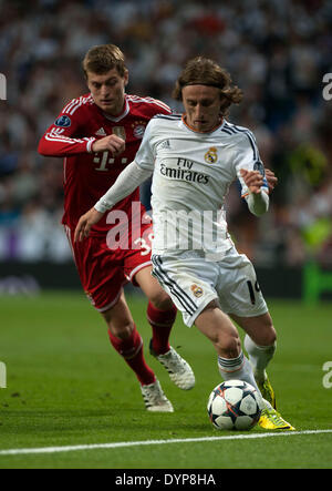 Madrid, Espagne. Apr 23, 2014. Real Madrid's Luka Modric (R) rivalise avec le Bayern Munich Toni Kroos durant leur Champion UEFA première demi-finale de la Ligue de football match de jambe à Madrid, Espagne, le 23 avril 2014. Le Real Madrid a remporté le match 1-0. © Xie Haining/Xinhua/Alamy Live News Banque D'Images