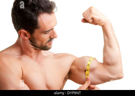 Mettre en place des mesures de l'homme son biceps avec une bande jaune, isolé en blanc Banque D'Images
