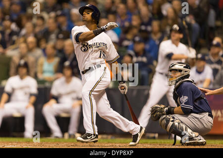 Milwaukee, Wisconsin, États-Unis. Apr 23, 2014. 23 avril 2014 : le voltigeur des Milwaukee Brewers Khris Davis # 18 perruque au champ gauche dans la 4ème manche du jeu de la Ligue Majeure de Baseball entre les Milwaukee Brewers et San Diego Padres au Miller Park de Milwaukee, WI. John Fisher/CSM/Alamy Live News Banque D'Images