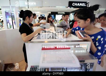 Sanya, Chine l'île touristique de la province de la province de Hainan. Apr 23, 2014. Les touristes à choisir des produits dans une boutique hors taxes (DFS) à Sanya, Chine du sud de l'île touristique de la province de la province de Hainan, le 23 avril 2014. Les boutiques duty-free dans les deux magasins DFS de Hainan à Sanya et Haikou touché environ 8,39 milliards de yuans (1,34 milliards de dollars) au cours des trois dernières années. Le Conseil d'État, le cabinet de la Chine, Hainan a donné l'autorisation d'exécuter un programme sur une période d'essai en avril 2011 pour promouvoir la province comme une destination touristique internationale. © Chen Wenwu/Xinhua/Alamy Live News Banque D'Images