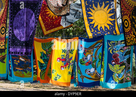 Imprimé Coloré sarongs accroché sur les chaînes pour la vente. Costa Rica. Banque D'Images