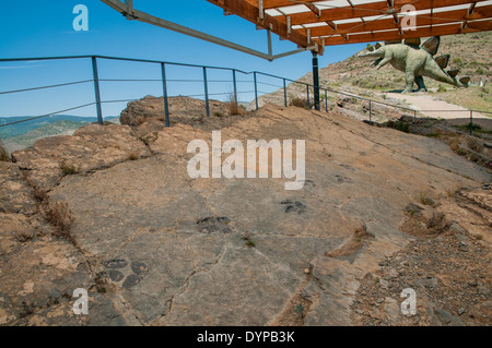 Traces de empreintes de dinosaures (ou ichnites) dans un rocher plat, anciennement le fond d'un lagon intérieur au site fossile de Munilla, la Rioja, Espagne. Banque D'Images