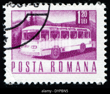 Roumanie - circa 1968 : timbre imprimé dans la Roumanie, illustre les bus postaux, vers 1968 Banque D'Images