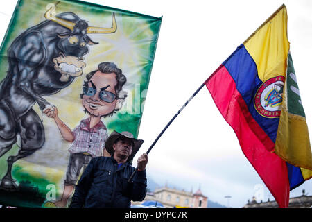 Bogota, Colombie. Apr 23, 2014. Un homme tient un drapeau national colombien au cours d'une marche pour la restitution de Maire de Bogota, Gustavo Petro à Bogota, Colombie, le 23 avril 2014. Le président colombien Juan Manuel Santos le mercredi a rétabli l'ancien maire de Bogota, Gustavo Petro, juste deux jours après avoir nommé son remplacement. Credit : Jhon Paz/Xinhua/Alamy Live News Banque D'Images