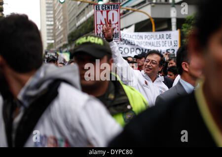 Bogota, Colombie. Apr 23, 2014. Le maire de Bogota, Gustavo Petro (C) salue ses partisans lors d'une marche pour sa restitution à Bogota, Colombie, le 23 avril 2014. Le président colombien Juan Manuel Santos le mercredi a rétabli l'ancien maire de Bogota, Gustavo Petro, juste deux jours après avoir nommé son remplacement. Credit : Jhon Paz/Xinhua/Alamy Live News Banque D'Images