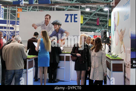 Minsk, Belarus. Apr 24, 2014. Les gens restent debout sur le stand de ZTE Corporation, un fabricant de matériel de télécommunications de premier plan en Chine, lors d'une exposition internationale de la technologie de l'information à Minsk, capitale du Bélarus, le 24 avril 2014. Une exposition internationale de la technologie de l'information a eu lieu du 22 au 25 avril, attirant des exposants de plus de 20 pays et régions, dont la Chine, la Russie et la Corée du Sud. © Chen Junfeng/Xinhua/Alamy Live News Banque D'Images