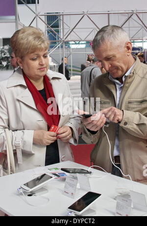 Minsk, Belarus. Apr 24, 2014. Les gens restent debout sur le stand de Huawei, une société de télécommunications chinois, lors d'une exposition internationale de la technologie de l'information à Minsk, capitale du Bélarus, le 24 avril 2014. Une exposition internationale de la technologie de l'information a eu lieu du 22 au 25 avril, attirant des exposants de plus de 20 pays et régions, dont la Chine, la Russie et la Corée du Sud. © Chen Junfeng/Xinhua/Alamy Live News Banque D'Images