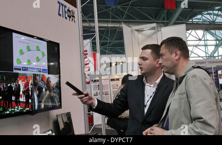 Minsk, Belarus. Apr 24, 2014. Les gens restent debout sur le stand de ZTE Corporation, un fabricant de matériel de télécommunications de premier plan en Chine, lors d'une exposition internationale de la technologie de l'information à Minsk, capitale du Bélarus, le 24 avril 2014. Une exposition internationale de la technologie de l'information a eu lieu du 22 au 25 avril, attirant des exposants de plus de 20 pays et régions, dont la Chine, la Russie et la Corée du Sud. © Chen Junfeng/Xinhua/Alamy Live News Banque D'Images