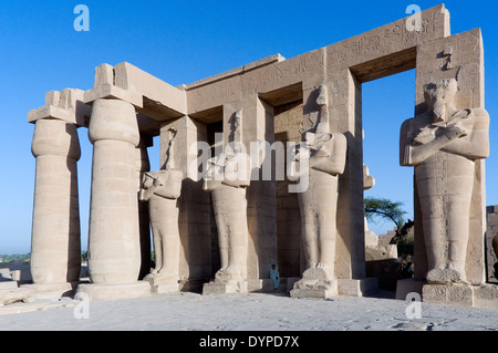 Ramesseum le temple funéraire du pharaon Ramsès II le Grand(1303-1213 av. XIX dyn.) Banque D'Images