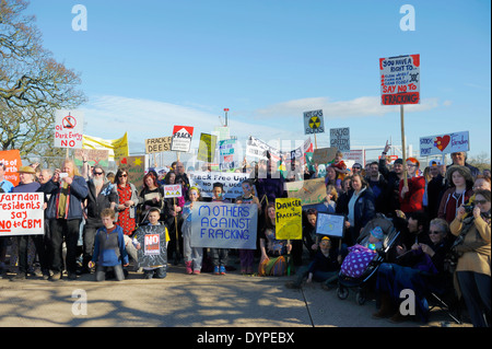 Les écologistes contre l'extraction de gaz non classique de protestation devant les portes d'un site de forage d'essai près. Hespérie Banque D'Images