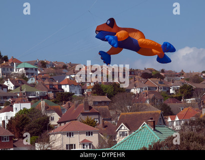 Une étrange en forme de grenouille kite est effectué plus de l'East Sussex village de Saltdean Banque D'Images