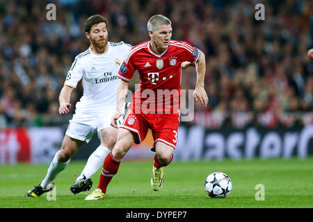 Madrid, Espagne. © D. 23 avr, 2014. Xabi Alonso (Real), Bastian Schweinsteiger (Bayern) Football/soccer Ligue des Champions : demi-finale 1ère manche match entre le Real Madrid 1-0 FC Bayern Munchen au Santiago Bernabeu à Madrid, Espagne. © D .Nakashima/AFLO/Alamy Live News Banque D'Images