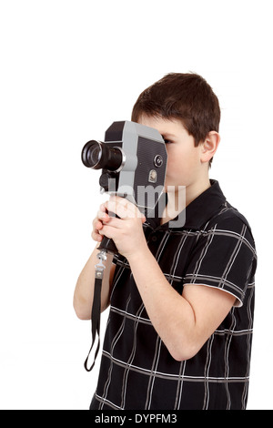 Jeune garçon avec de vieux analogique vintage camera 8mm à viseur à Banque D'Images
