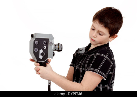 Jeune garçon avec old vintage analog 8mm tournage vous-même l'appareil photo Banque D'Images