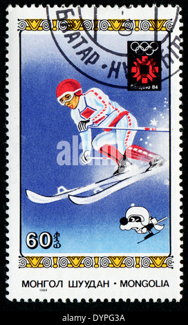 Mongolie - circa 1984 : timbre imprimé en Mongolie montrant le ski, des Jeux Olympiques de Los Sarajevo, version 1984, Banque D'Images