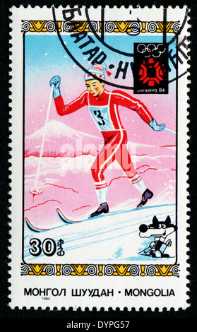 Mongolie - circa 1984 : timbre imprimé en Mongolie montrant skieur, Jeux Olympiques de Los Sarajevo, version 1984, Banque D'Images