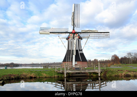Moulin de polder 'De Helper" à Groningen, Groningen, sur le lac Paterswolde Banque D'Images