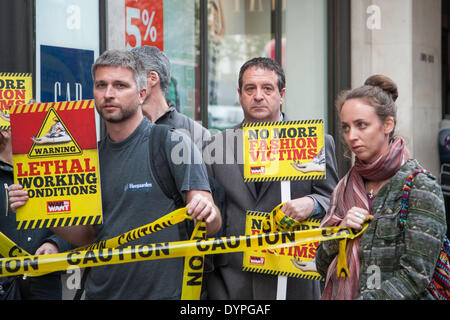 Londres, Royaume-Uni. 24 avril 2014. Comédien, Mark Thomas (centre) s'est joint à l'écart des manifestants à l'extérieur de magasin phare à High Street Kensington. Les manifestants sont en colère que l'entreprise a refusé de signer un accord juridiquement contraignant après la catastrophe du Rana Plaza au Bangladesh. La direction générale de la boutique de vêtements à High Street Kensington est accusé d'être Kate Middleton's favorite Gap store où elle aurait acheté des vêtements de son fils George et elle-même. La manifestation a eu lieu pour soutenir les travailleurs concernés qu'ils peuvent faire des vêtements pour l'écart dans les usines. Credit : Pete Maclaine/Alamy Live News Banque D'Images