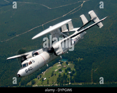 L'US Navy UN E-2C Hawkeye avions du système aéroporté de détection lointaine de banques pendant l'atterrissage de l'opérateur sur le terrain pratique le 7 juillet 2011 à Jacksonville, en Floride. Banque D'Images