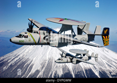 L'US Navy UN E-2C Hawkeye effectuent d'alerte aéroporté le survol du Mont Fuji, le 15 février 2007 au Japon. Banque D'Images