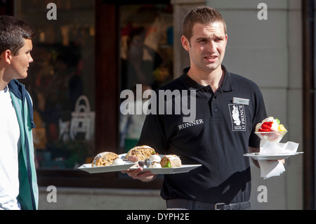 Prague Waiter serving food à l'extérieur de la vieille ville de Prague, le bar-restaurant de la rue de Prague République Tchèque Banque D'Images