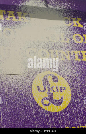 London UK. 24 avril 2014. A (UKIP) United Kingdom Independence Party affiche de campagne a été vandalisé avec de la peinture et graffiti au milieu contre des accusations et l'affiche est raciste après qu'il a été lancé par l'UKIP pour les élections européennes le 22 mai Crédit : amer ghazzal/Alamy Live News Banque D'Images