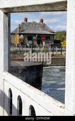 Éclusiers appâts chalet Vannes et Morsure Lock Cam Milton Cambridge Banque D'Images