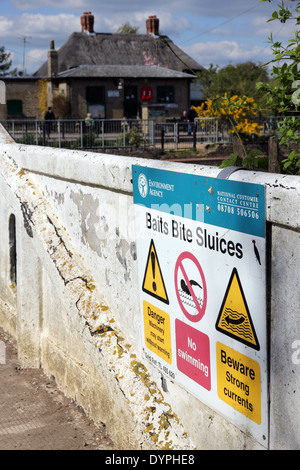 L'Agence de l'environnement signe de danger pour la rivière Cam, appâts et des vannes de morsure, Milton, Cambridge, England, UK Banque D'Images