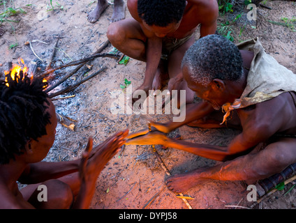 Des Bushmen, incendie, la Namibie Tsumkwe Banque D'Images