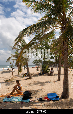 Le soleil sur la plage de Kuta. Des cours de surf. Bali. Kuta est une ville côtière dans le sud de l'île de Lombok en Indonésie. Banque D'Images