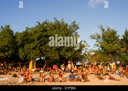 Plage de Kuta au coucher du soleil. Des cours de surf. Bali. Kuta est une ville côtière dans le sud de l'île de Lombok en Indonésie. Banque D'Images