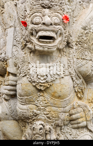 Certaines des statues de pierre qui décorent l'Hindou temple Pura Desa Ubud. Ubud. Bali. La forêt des singes d'Ubud est une réserve naturelle et Banque D'Images